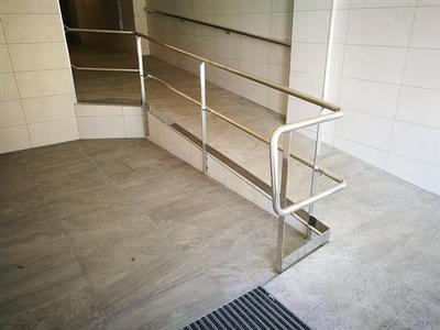 Adecuació de l'accessibilitat el vestíbul de planta baixa de l'edifici del C/ Narcís Monturiol, nº 106 (L'Hospitalet de Llobregat)